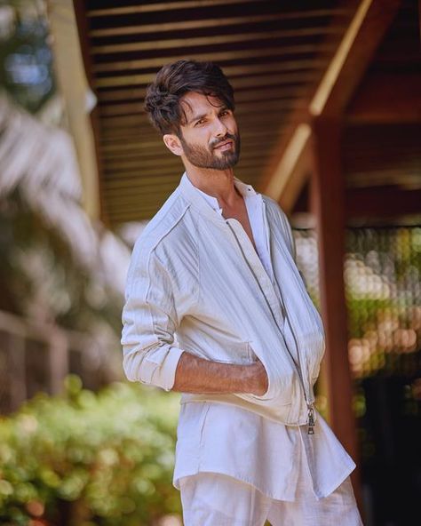 Kurta And Pants, Dapper Gentleman Style, Kurta Pants, Handsome Celebrities, Shahid Kapoor, Dapper Gentleman, Actor Picture, Photo Pose Style, Linen Jacket