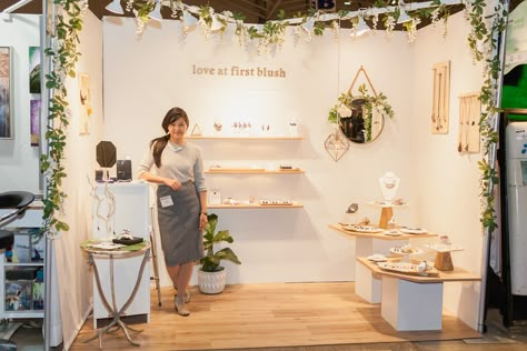 Expo Stands Ideas, Bazaar Booth Design, Small Booth Design Exhibition Stands, Minimal Vendor Booth, Photographer Wedding Fair Stand, Bazaar Booth Ideas Perfume, Tradeshow Booth Ideas, Bridal Expo Venue Booth, Bazaar Booth