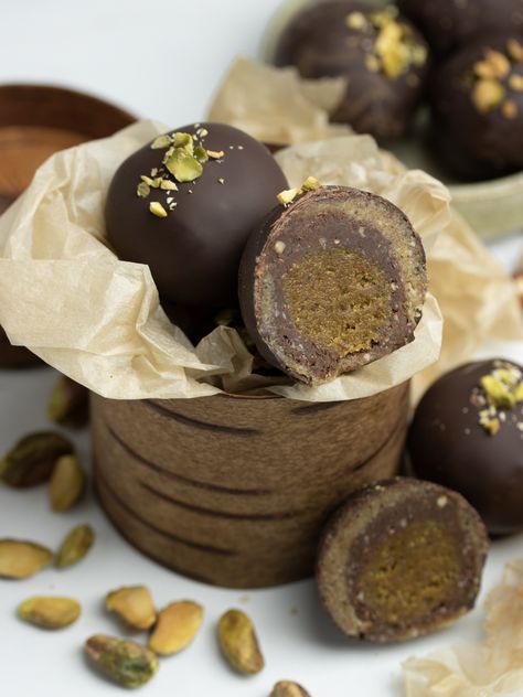 Homemade Mozart balls Melt Chocolate For Dipping, Smart Box, Marzipan, Candy Recipes, Vegan Desserts, Melting Chocolate, Chocolate Cookie, Pistachio, Vienna