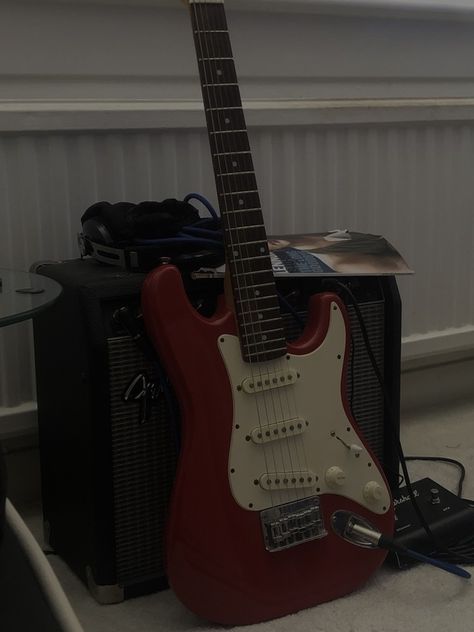 Dark Red Electric Guitar, Electric Guitar Aesthetic, Kathleen Glasgow, Monkeys Aesthetic, Girl In Pieces, Semi Eita, Guitar Things, Phone Microphone, Guitar Aesthetic