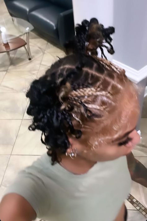 Skunk Stripe With Locs, Skunk Stripe Hair Locs, Natural Hairstyles No Weave, Skunk Stripe Hairstyles, Hairstyles No Weave, Skunk Stripe, Cute Natural Hairstyles, Natural Hair Bun Styles, Red Curly Hair