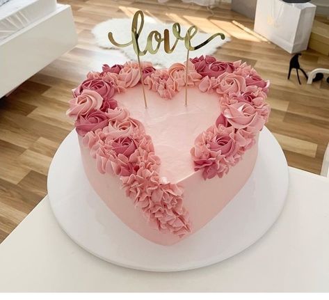 Valentines Dessert Ideas, Whipped Vanilla Frosting, Valentine Dessert Ideas, Valentines Dessert, Personalized Birthday Cake, Valentines Background, Valentine Dessert, Anniversary Cake Designs, Background Valentine