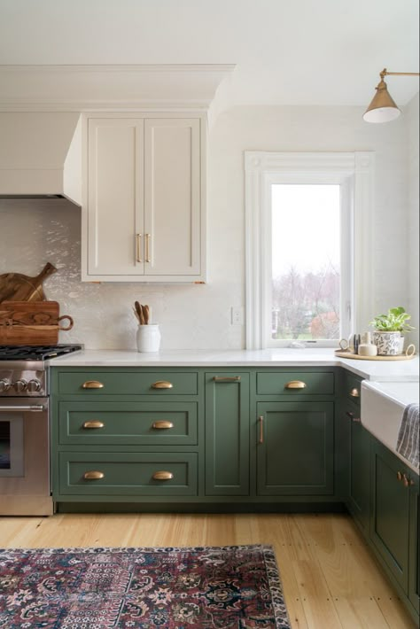 Dark Green Kitchen, Green Kitchen Cabinets, Green Cabinets, Kitchen Farmhouse, Boho Kitchen, Kitchen Cabinet Colors, Kitchen Inspiration Design, Kitchen Redo, White Kitchen Cabinets