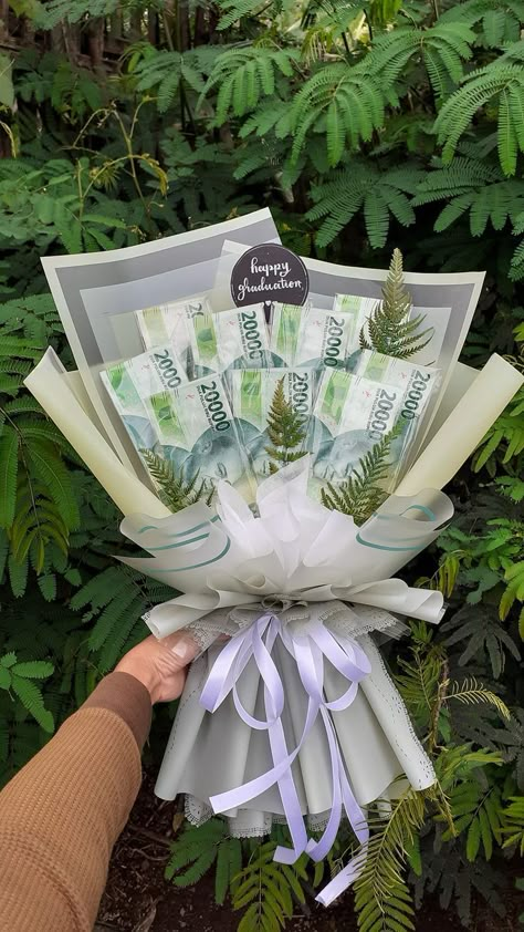 buket bunga uang Bouquet Diy Gift, Diy Graduation Gifts, Hanging Craft Ideas, Diy Bouquet Wrap, Money Bouquet, Creative Money Gifts, Hanging Craft, Flower Decorations Diy, Flower Bouquet Diy