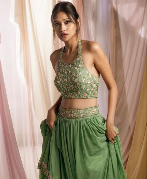 Sleeveless Crop Top Lehenga, Sleeveless Lehenga, Gorgeous Lehenga, Lehenga Green, Elegant Lehenga, Stylish Lehenga, Sleeveless Blouse Designs, Beautiful Lehenga, Saree Blouse Styles