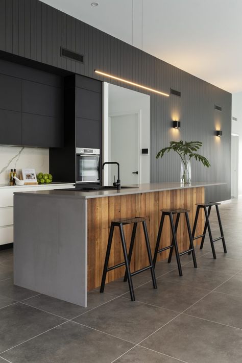 CASEY RESIDENCE - Studio Black Light Wood Kitchens, Timber Kitchen, Kitchen Island Bench, Kitchen Island Bar, U Shaped Kitchen, Wood Kitchen Cabinets, Kitchen Benches, Kitchen Room Design, Trendy Kitchen