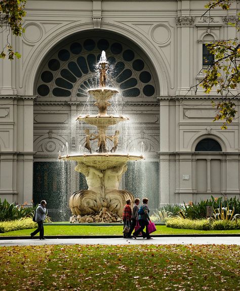 https://flic.kr/p/Ucn1Ps | Fountain Carlton Gardens Melbourne | Fountain Carlton Gardens Melbourne Beautiful Fountains, Large Outdoor Fountains, European Palace, Swimming Pool Construction, Estate Garden, Stone Fountains, Waterfall Fountain, Skyscraper Architecture, Water Fountains Outdoor