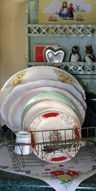 Cottage Accessories, Grandma's Cottage, Baking Dishes, Grandma's House, Dish Rack, Kitchen Vintage, Dish Racks, Grandmas House, Old Kitchen