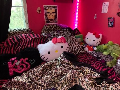 Snooki Aesthetic Room, Mcbling 2000s Room, Y2k Pink Room Decor, Mcbling Trashy Y2k Pfp, Trashy Y2k Bedroom Ideas, 2000s Aesthetic Bedroom, Trashy Y2k Aesthetic Room, 2000s Scene Bedroom, Trashy Y2k Room Ideas