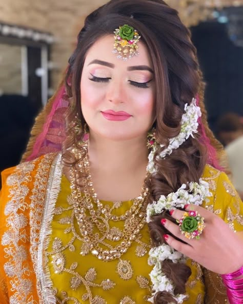 Sanchak Hairstyles For Bride, Gaye Holud Hairstyles, Monisha Arshak, Mayon Bride, Hairstyle Traditional, Pakistani Bridal Makeup Hairstyles, Pakistani Makeup Looks, Simple Bridal Hairstyle, Mayon Dresses