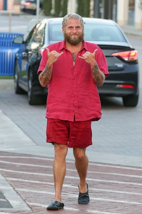 Lots of red, backless shoes, and vibes. Seth Rogen Style, Jonah Hill Style, Plus Size Men Outfits, Red Shorts Outfit, Backless Shoes, Boston Outfits, Jonah Hill, Mens Shorts Outfits, Hype Clothing