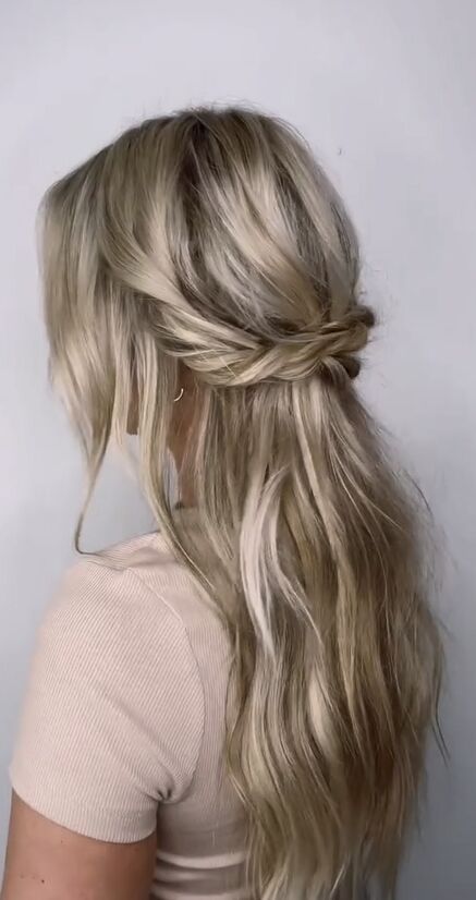 Try this easy, quick hairstyle that’s perfect for the beach. If you can twist, you can totally do this beachy, half-up style! Hairstyle For The Beach, Easy Wavy Hairstyles, Summer Ponytail, Face Framing Hair, Quick Hairstyle, Medium To Long Hair, Easy Hairstyles Quick, Beachy Hair, Natural Wavy Hair