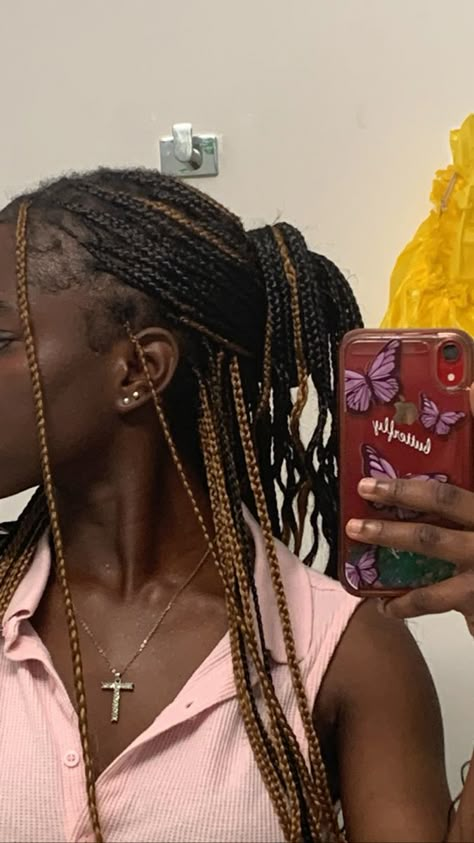 Honey Brown Peekaboo Braids, Knotless Braids With Color Patch, Small Peekaboo Braids, Peekaboo Brown Braids, Peak Boo Braids, Peakaboobraids Brown And Black, Brown And Black Peekaboo Braids, Skunk Stripe Hair Braids, Picaboo Braids