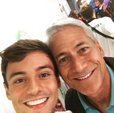 Tom Daley, Greg Louganis Pose for Historic Selfie at Rio Olympics Olympic Divers, Greg Louganis, Olympic Diving, Mtv Shows, Tom Daley, Rio Olympics, Lgbt Love, Reality Tv Shows, Iconic Photos