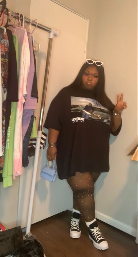 Shirts And Tights Outfit, Plus Oversized Shirt Outfit, Cute Outfits Black Women Plus Size, Comfortable Concert Outfit Plus Size, Oversized Shirt And Tights, Plus Size Graphic Tee Outfit Ideas, Y2k Outfits Plus Size Baddie, Big Girl Outfits Black Women, Black And Pink Outfit Plus Size