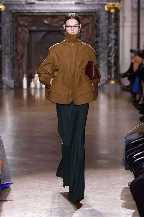 Victoria Beckham Ready To Wear Fall Winter 2024 Paris – NOWFASHION Runway 2025 Fall Winter, Fashion Week 2024 Runway, Fashion Runway 2024, Victoria Beckham 2024, Fw24 Trends, Victoria Beckham Fashion Show, Aw24 Runway, Victoria Beckham Fashion, Beckham Fashion