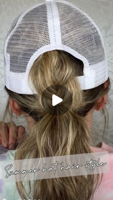 Golf Tournament Hairstyles, Hairstyles For Hats Women, Cute Hairstyles With A Cap, Hat With Medium Length Hair, Pool Hat Hairstyles, Jeep Hairstyles For Short Hair, Sun Visor Hairstyles, Lake Day Hairstyles With Hat, Hair Ideas When Wearing A Hat