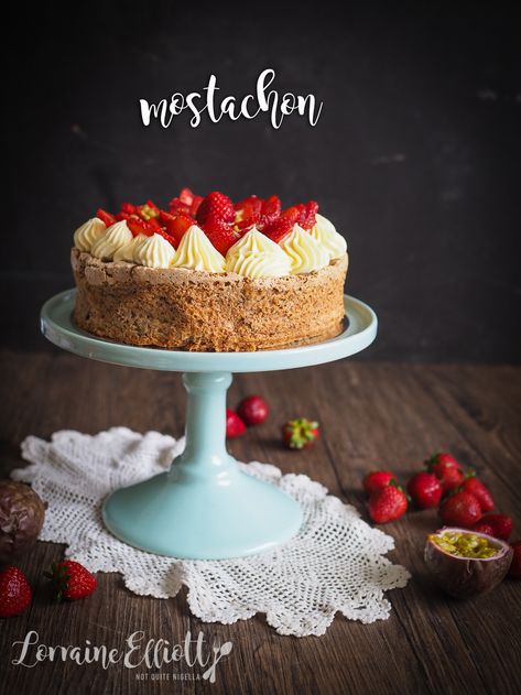 Mostachon Recipe, Fruit Topped Cake, Mexican Fruit, Fluffy Cheesecake, Strawberry Meringue, Meringue Desserts, Birthday Sweets, Cream Cheese Topping, Sliced Strawberries