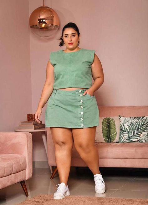 Shorts saia confeccionado em jeans. Bolsos funcionais. Cós com passantes. Fechamento frontal lateral em botão. Plus Size Business Attire, Look Plus Size, Plus Size Beauty, Plus Size Models, Plus Size Fashion For Women, Plus Size Shorts, Curvy Girl Outfits, Curvy Girl Fashion, Curvy Outfits