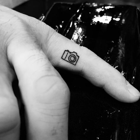 Camera on finger Vintage Camera Tattoos, Camera Tattoo Design, Photographer Tattoo, Camera Tattoos, Petit Tattoo, Camera Tattoo, Tattoo Photography, Finger Tattoo, Vintage Tattoo