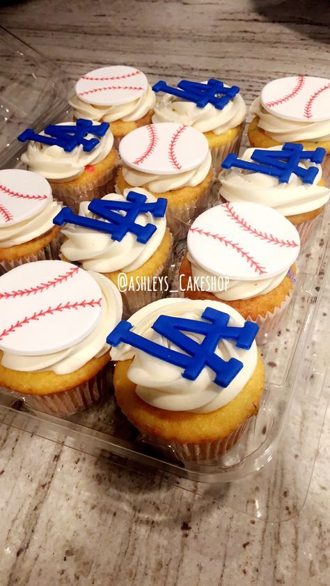 Dodgers baseball cupcakes Instagram:@ashleys_cakeshop Baseball Cupcakes For Boys, Dodgers Cupcakes, Yankees Birthday Party, Dodger Party, Dodgers Cake, Bday Party Boy, Dodgers Party, Baseball Cupcakes, Lemon Pie Recipe