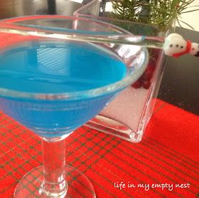 Blue Lemon Drop Martini, Blue Raspberry Lemon Drop, Blue Lemon Drop, Lemon Drop Drink, Lemon Drop Recipe, Drink Board, Blue Curacao Liqueur, Yummy Cocktails, Alcohol Beverages