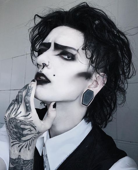 Drag King Makeup, Goth Makeup Looks, Chicas Punk Rock, Trad Goth Makeup, Goth Eye Makeup, Vampire Makeup, Goth Guys, Trad Goth, Goth Hair