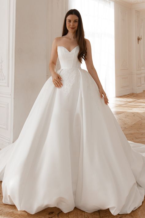 Experience the best of both worlds with our 2 in 1 Wedding Dress Steltella. The satin mini skirt offers comfort and versatility, while the detachable lush skirt with a long train adds a touch of elegance to your princess style. Important info: the width of the lacing area on the back of the wedding dress can range from 1" to 6", depending on measurements and the level of tightening. Detachable Skirt Wedding Dress, Wedding Dress With Detachable Skirt, 2 In 1 Wedding Dress, Convertible Wedding Dresses, Detachable Skirt, Strapless Wedding Gown, Satin Mini Skirt, Bolero Dress, Long Train