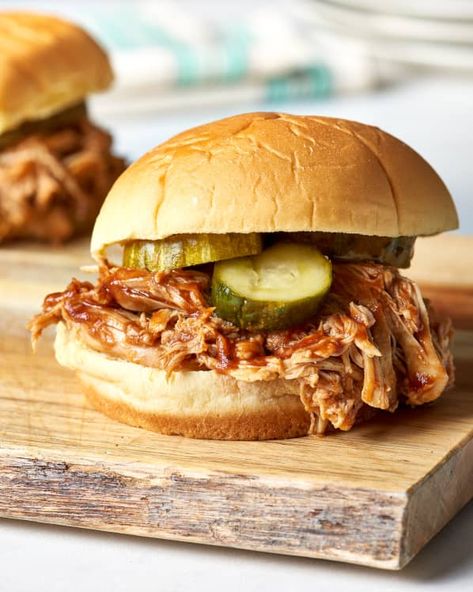 Bbq Shredded Chicken, Easy Vacation Meals, Crowd Recipes, Bbq Chicken Sliders, Slow Cooker Bbq Chicken, July Recipes, Slow Cooker Bbq, Bbq Chicken Recipes, Vacation Meals