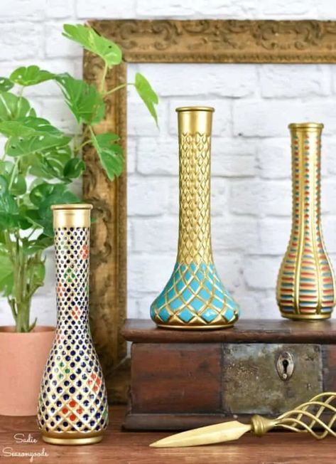 100 Cheap DIY Home Decorating Projects Repurpose Glass Vases, Repurposed Vases, Vase Inspiration, Vase Makeover, Repurposed Glassware, Makerspace Projects, Glass Paint Markers, Vintage Upcycling, Nightstand Makeover