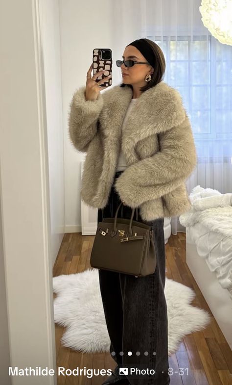 Faux Fur Coat Aesthetic, Beige Fur Coat Outfit, White Faux Fur Coat Outfit, Grey Skirt Outfits, Brown Faux Fur Coat Outfit, Fur Sweater Outfit, Faux Fur Coat Street Style, Casual Faux Fur Coat, Outfit Manteau