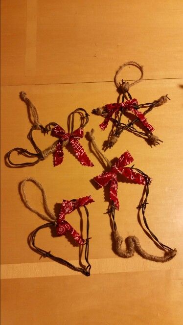 Barb Wire Crafts Diy, Barbed Wire Crafts, Barbed Wire Christmas, Barbwire Art, Texas Christmas Decor, Wire Christmas Ornaments, Barbed Wire Decor, Barb Wire Crafts, Western Christmas Decorations