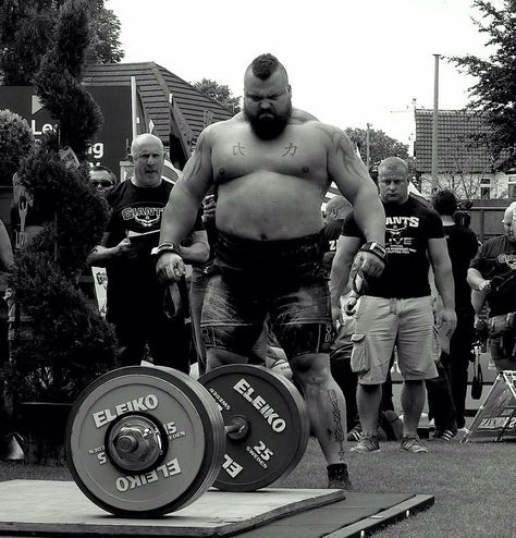 Eddie hall getting ready to deadlift 463kg (world record July 2015) Eddie Hall Strongman, Eddie Hall Wallpaper, Strongman Wallpaper, Eddie Hall Deadlift, Deadlift Aesthetic, Powerlifting Men, Eddie Hall, Motivation Aesthetics, Strongman Training