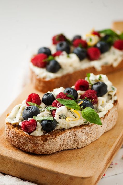 Basil Cream Cheese, Marine Straight Jeans, Cream Cheese Toast, Cheese Toast Recipe, Fruit Toast, Greek Foods, Summer Breakfast, Healthy Breakfasts, Cheese Toast