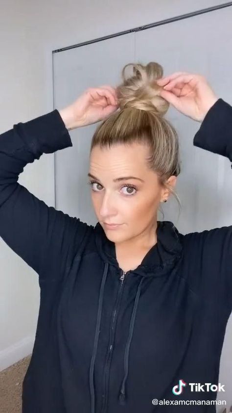 Pretty Top Knot Bun - Bun Hairstyle Tutorial [Video] | Hair styles, Bun hairstyles for long hair, Hair tutorial Top Bun Long Hair, Perfect Bun Tutorial, Bun Long Hair, Hairstyles Weave, Videos Hairstyles, Perfect Bun, Top Bun, Hairstyles Videos, Hair Upstyles