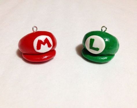 Mario And Luigi Hats, Mario Und Luigi, Best Friends Jewelry, Cellphone Charm, Polymer Clay Kunst, Friends Jewelry, Clay Keychain, Diy Earrings Polymer Clay, Tanah Liat