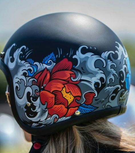 Custom Helmet Paint, Motorcycle Helmets Art, Bike Helmet Design, Airbrushed Helmets, Custom Motorcycle Paint Jobs, Motorcycle Helmet Design, Bike Tank, Cool Motorcycle Helmets, Motorcycle Paint Jobs