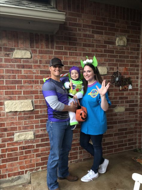 Halloween costume for family of 3 - Zurg, Buzz Lightyear, And Pizza Planet Alien Buzz Lightyear Family Costume, Pizza Planet Alien Costume, Costume For Family Of 3, Zurg Costume, Pizza Planet Costume, Ailen Costume, Pizza Planet Alien, Oogie Boogie Costume, Disfraz Toy Story