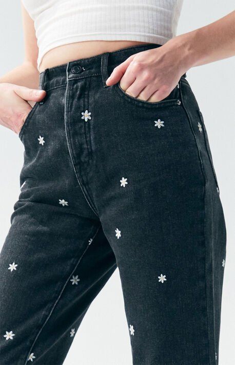 Black Raining Daisy High Waisted Straight Leg Jeans Haute Couture Embroidery, Diy Jeans, Diy Vetement, Painted Jeans, Thrift Flip, Embroidery On Clothes, Painted Clothes, Jeans Diy, Embroidered Clothes