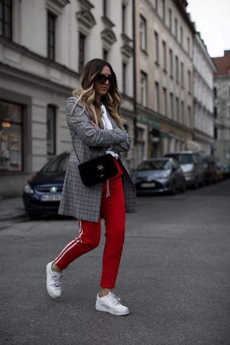 outfit: wie du mit nur einem piece ein sportliches outfit brechen kannst x streetstyle Red Adidas Outfit, Active Wear Outfits Winter, Red Adidas Pants, Trainer Outfits, Cute Sport Outfits, Jogging Adidas, Adidas Pants Outfit, Activewear Inspiration, Track Pants Outfit