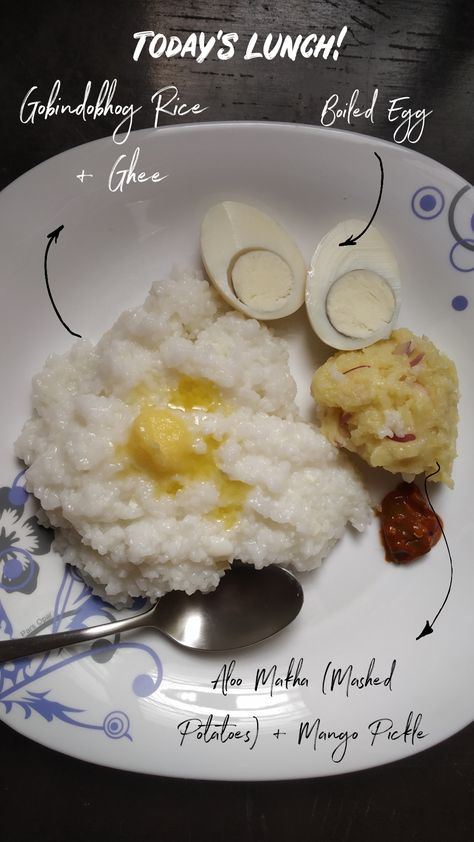 An absolute comfort food, this Bengali food meal is in every way delicious and healthy. Here Gobindobhog rice is boiled till mushy and then served with spicy mashed potatoes, boiled egg, and a dollop of ghee. Follow me on Instagram for more Indian food meal ideas Boiled Food Recipes Healthy, Food Meal Ideas, Creative Egg Recipes, Dieting Food, Yummy Aesthetic, Ice Dessert, Khana Khazana, Korean Recipe, Simple Diet