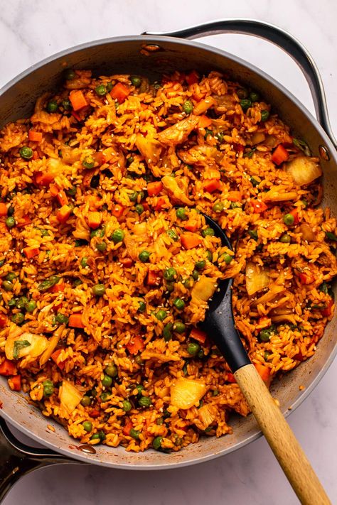 Try this plant-based spin on Kimchi Fried Rice! It’s spicy, salty, and the perfect way to use up leftover rice. Have this satisfying meal on the dinner table in just minutes. Gluten-free, Vegan, Oil-free option. Fried Rice Healthy, Make Ahead Lunch, Vegan Fried Rice, Rice Healthy, Vegan Kimchi, Dairy Free Cooking, Veggie Fried Rice, Creamy Curry, Fermented Kimchi