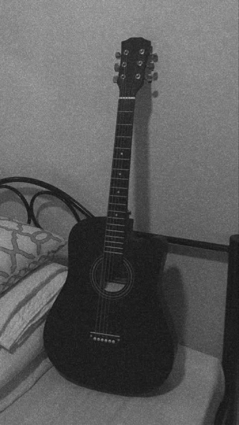 Hi guys hope yall like my photos🖤 Black Acoustic Guitar Aesthetic, Guitar Asthetic Picture, Guitar Dark Aesthetic, Heartbeat Aesthetic Wallpaper, Guitar Snapchat Story, Music Instruments Aesthetic, Guitar Snap, Acoustic Guitar Aesthetic, Guitar Aesthetics