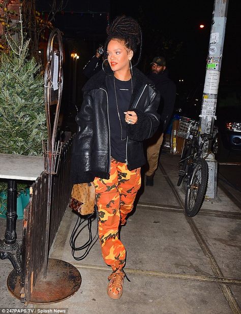 Rihanna flaunts fluorescent orange camo pants and shoes from her own line | Daily Mail Online Orange Camo Pants Outfit, Fenty Creepers Outfit, What To Wear With Orange, Orange Camo Pants, Creepers Outfit, Clara Lionel Foundation, Camo Pants Outfit, Looks Rihanna, Rihanna Looks