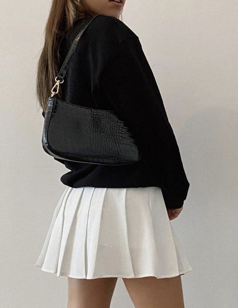 Black Baguette Bag Outfit, Baguette Bag Street Style, Baguette Bag Aesthetic, Black Handbag Outfit, Baguette Bag Outfit, Black Baguette Bag, White Tennis Skirt, Handbag Outfit, Fits Inspo