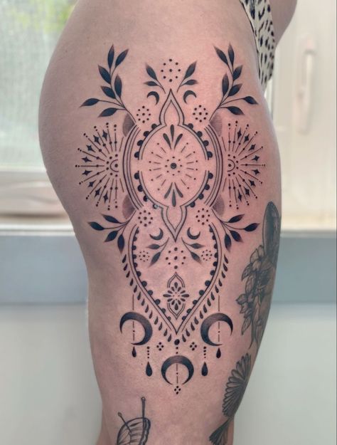 Geometric Tattoo Design Back, Ornamental Tattoo Design Thigh, Thigh Ornament Tattoo, Ornamental Thigh Tattoo, Tight Tattoo, Back Of Thigh Tattoo, Tattoo Perna, Tattoos Back, Side Thigh Tattoos