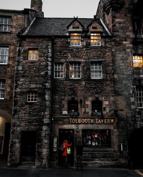 Scotland Aesthetic, Moving To Scotland, Scotland Landscape, Visit Edinburgh, Edinburgh City, Old Pub, Historical Images, Edinburgh Scotland, Old Buildings