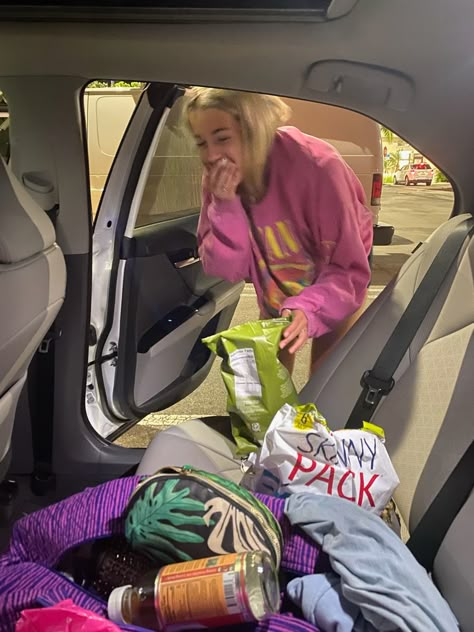 girl trip travel blonde funny funny laugh popcorn food drink makeup Besties In Car Aesthetic, Beach Roadtrip Aesthetic, Roadtrip Outfit Ideas, Usa Road Trip Aesthetic, Long Car Ride Aesthetic, Long Car Ride Outfits, Car Trip Outfit, Car Ride Outfit, Friends In Car