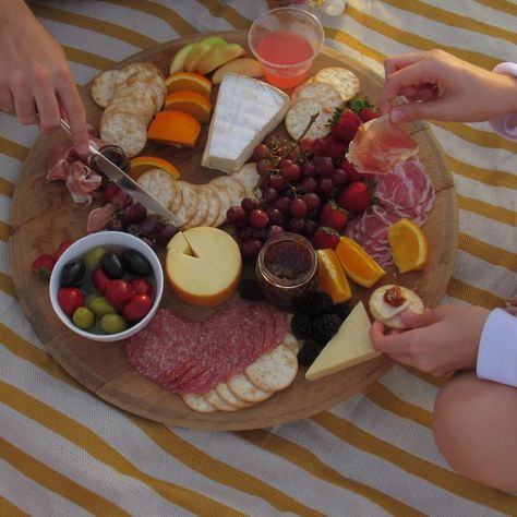 Charcuterie board Charcuterie Aesthetic, Picnic Charcuterie Board, Charcuterie Picnic, Morning Beach, Picnic Date, Cheese Crackers, Beach Picnic, Snack Bar, Charcuterie Board