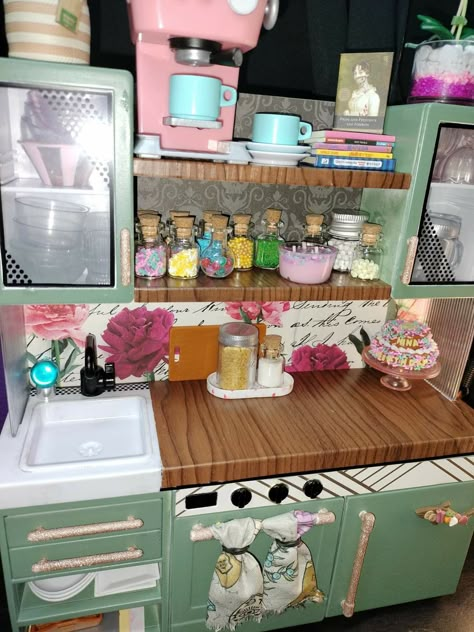 Doll House Interior, Barbie Colors, Mini Verse, Real Littles, Dollhouse Makeover, Doll Kitchen, Frozen Moments, Diy Barbie House, Barbie Room